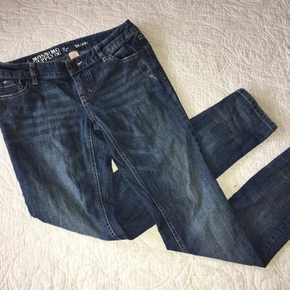 Skinny Jeans w/ ripped knee - Picture 2 of 4